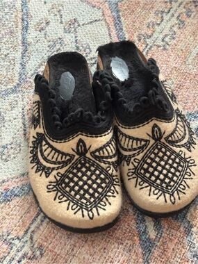 Free People Embroidered Slip-On Shoes - Black & Cream